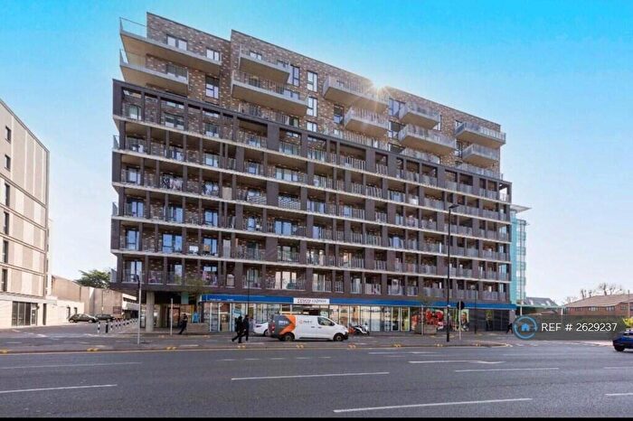 2 Bedroom Flat To Rent In Crossways, Slough, SL1