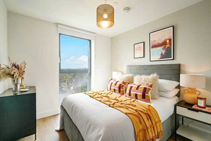2 Bedroom Flat To Rent In Garden Boulevard, Maidenhead, SL6