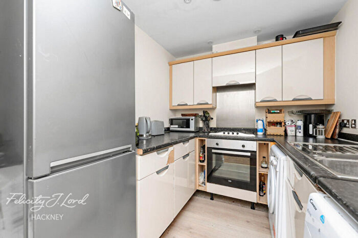 2 Bedroom Apartment For Sale In Southwold Road, London, E5