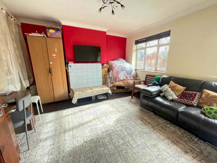 2 Bedroom Flat To Rent In Beechwood Avenue, Uxbridge, UB8