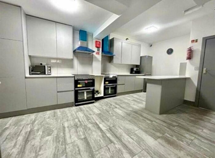 6 Bedroom End Of Terrace House For Sale In Oatlands Road, Enfield, EN3