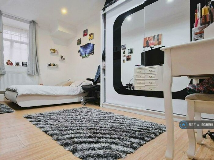 3 Bedroom Flat To Rent In Upton Heights, London, E7