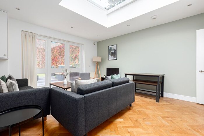 2 Bedroom Flat To Rent In Ellerslie Road, London, W12