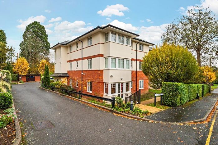 2 Bedroom Flat For Sale In Brooklyn Road, Woking, Surrey, GU22