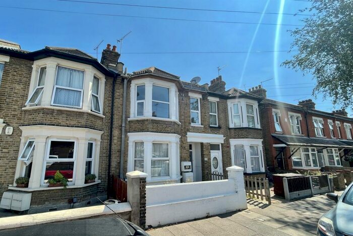 2 Bedroom Flat To Rent In Oban Road, Southend-on-Sea, SS2