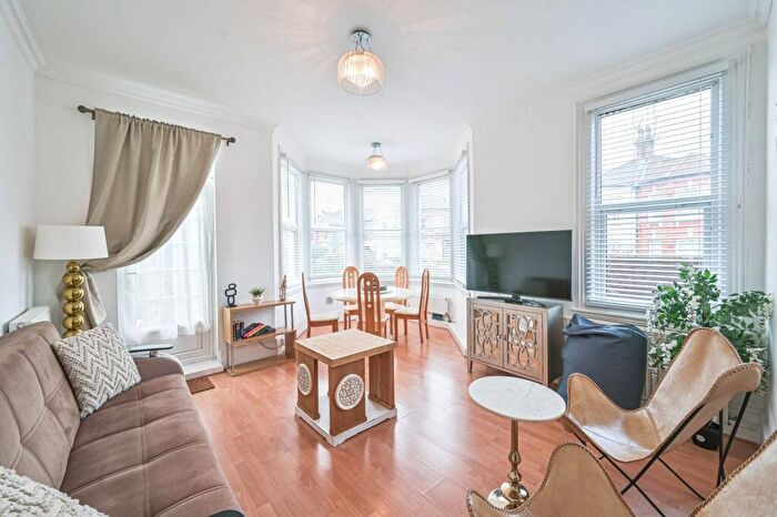 2 Bedroom Flat To Rent In Melrose Avenue, Willesden, London, NW2