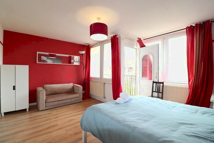 3 Bedroom Maisonette To Rent In Roberta Street, Bethnal Green, London, E2