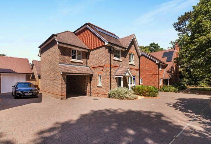 4 Bedroom Detached House To Rent In Phillips Close, Cavendish Park, RG41