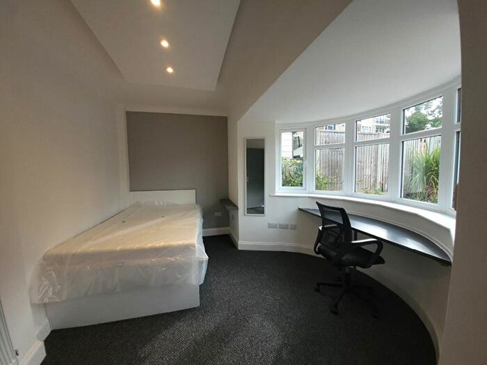 6 Bedroom Semi-Detached House To Rent In Bed Student Home - Downs Road, Canterbury, CT2