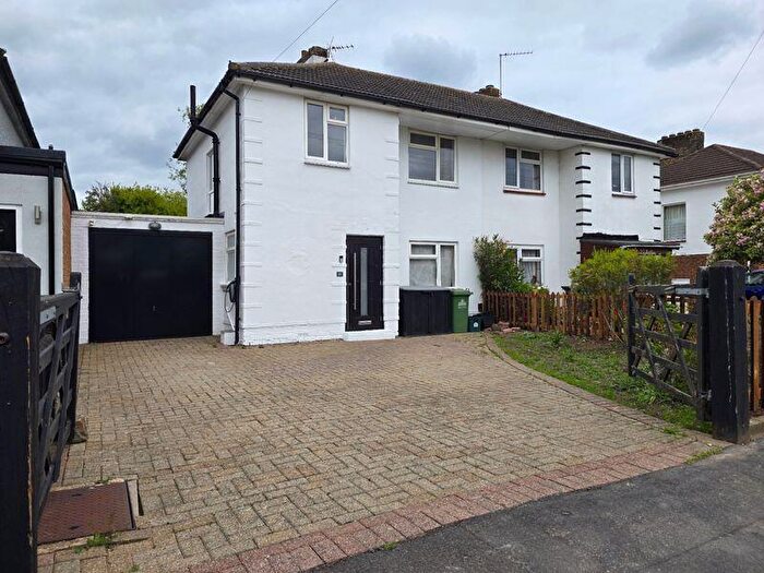 3 Bedroom Semi-Detached House For Sale In The Chase, Goffs Oak, EN7