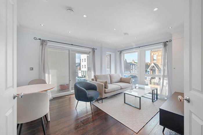 3 Bedroom Flat To Rent In Wanless Road, SE24