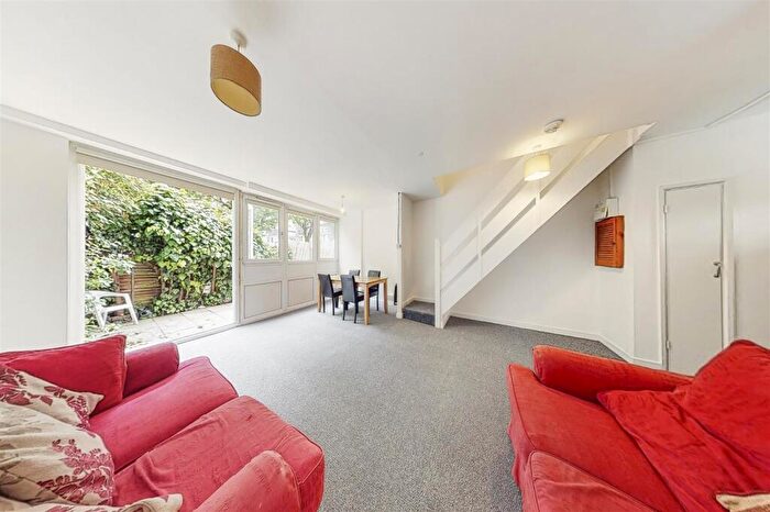 3 Bedroom Apartment To Rent In Brancaster House Moody Street, Stepney Green, E1