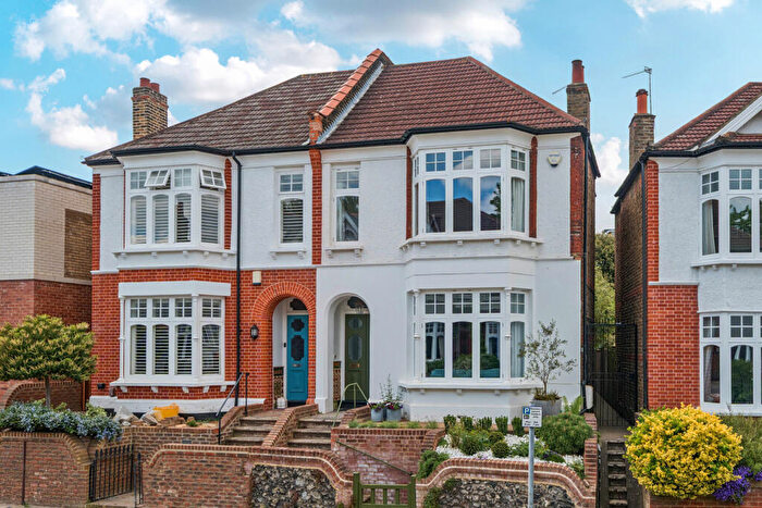 4 Bedroom Semi-Detached House For Sale In Boyne Road, London, SE13
