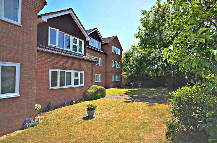 2 Bedroom Flat To Rent In Victoria Road, Farnham Common, Slough, SL2