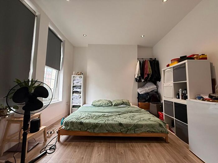 Studio To Rent In Camberwell Road, London, SE5