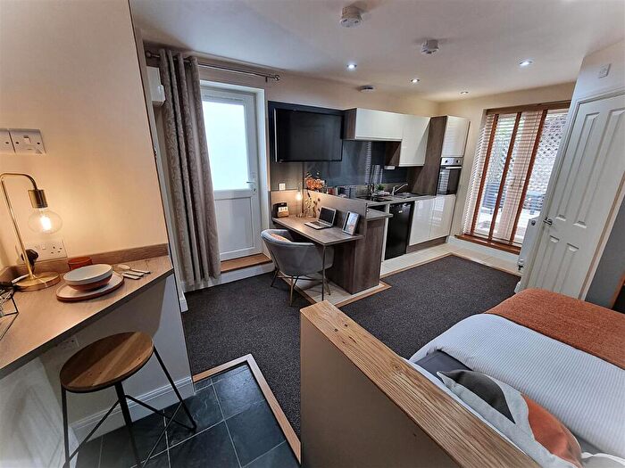 Studio To Rent In West Parade Studio - Rent Includes All Utility Bills, Council Tax And Internet, LN1