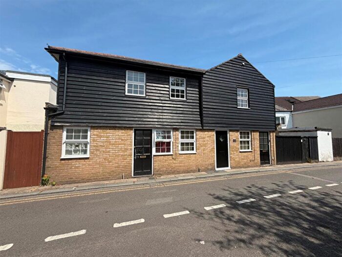 2 Bedroom Apartment To Rent In Saunders Street, Gillingham, ME7