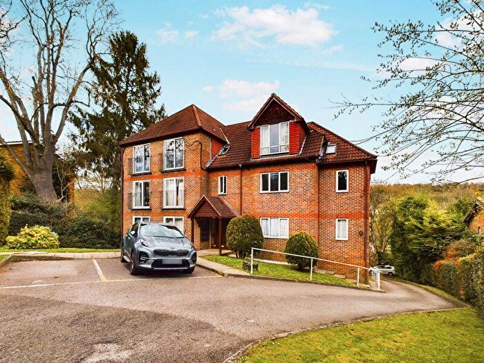 2 Bedroom Flat To Rent In £ Valley Road, Kenley, CR8