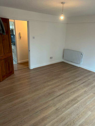 2 Bedroom Flat To Rent In Spacious Bedroom Apartment - Station Street, Canning Town, E16