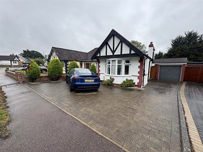 3 Bedroom Semi-Detached Bungalow To Rent In Oakroyd Close, Potters Bar, EN6