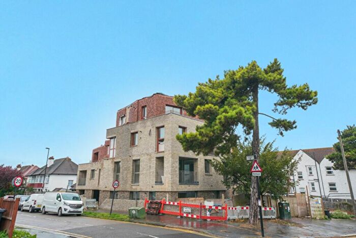 3 Bedroom Apartment To Rent In Selsdon Road, South Croydon, Surrey, CR2