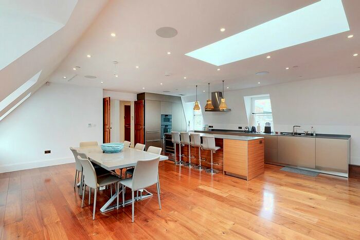 3 Bedroom Flat To Rent In Charles Apartments, Bull Inn Court, Covent Garden WC2R