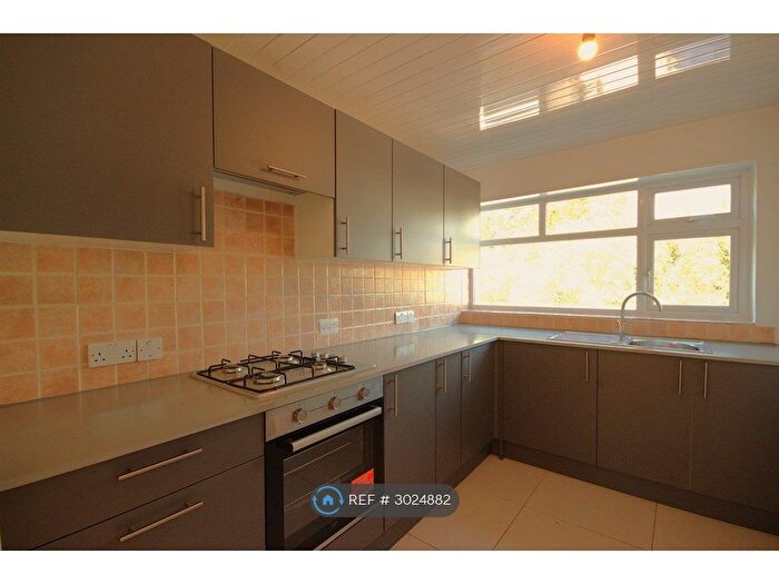 2 Bedroom Flat To Rent In Stratfield House, London, SE12