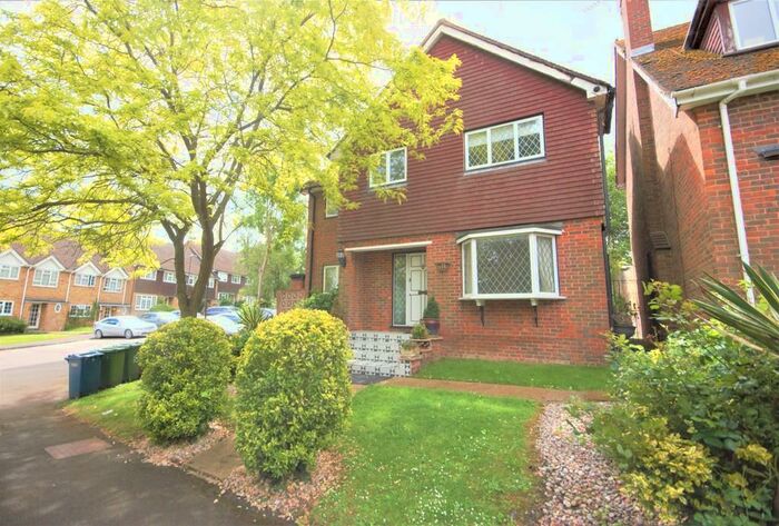 4 Bedroom Detached House To Rent In Wakehams Hill, Pinner, HA5