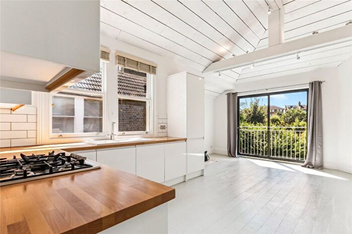 3 Bedroom Flat To Rent In Old Town, London, SW4