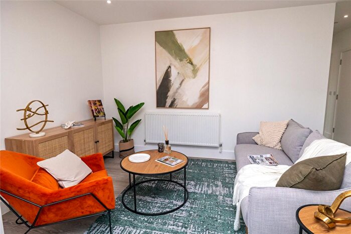 2 Bedroom Flat For Sale In Dock Road, Chatham, Kent, ME4