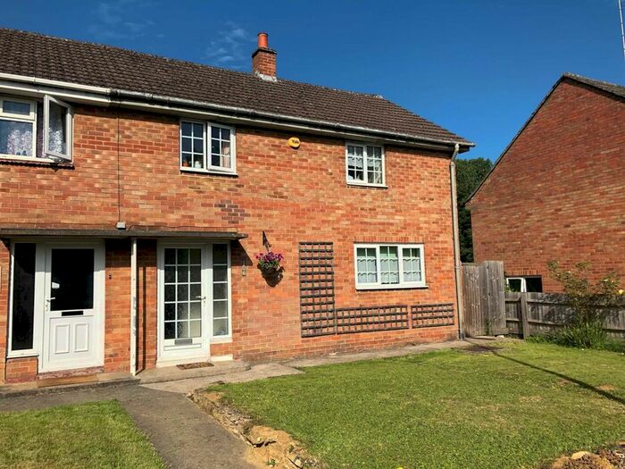 3 Bedroom Semi-Detached House To Rent In Woodgreen Avenue, Banbury OX16