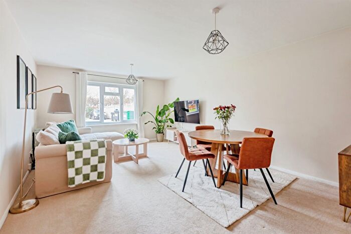 1 Bedroom Flat For Sale In Horley Road, Redhill, RH1