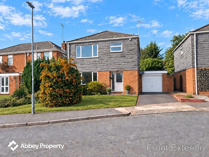 3 Bedroom Detached House To Rent In Blandford Avenue, Luton, LU2