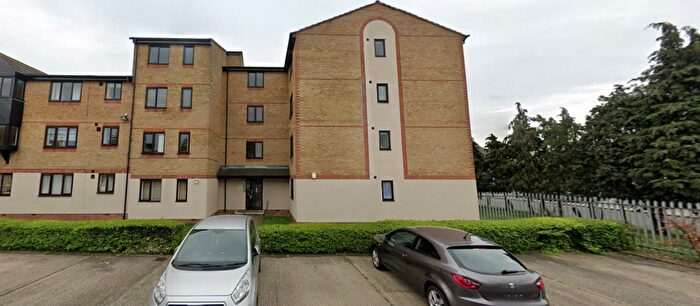 1 Bedroom Flat To Rent In Linwood Crescent, Enfield, EN1