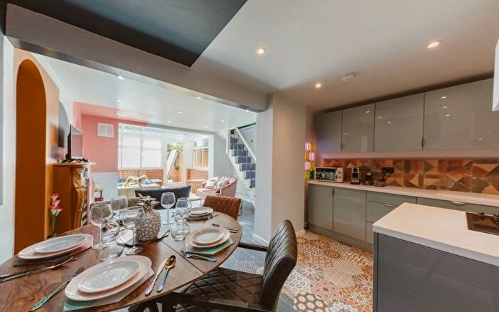 3 Bedroom Detached House For Sale In Cable Street, London, E1W