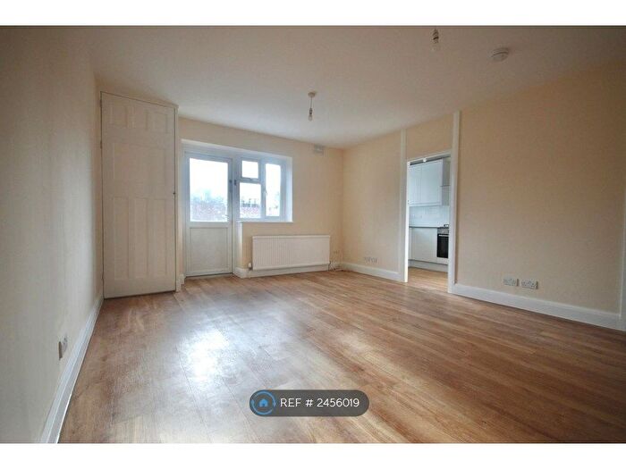 2 Bedroom Flat To Rent In High Road, London, N20
