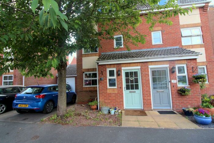 4 Bedroom Semi-Detached House To Rent In Burberry Avenue, Hucknall, NG15