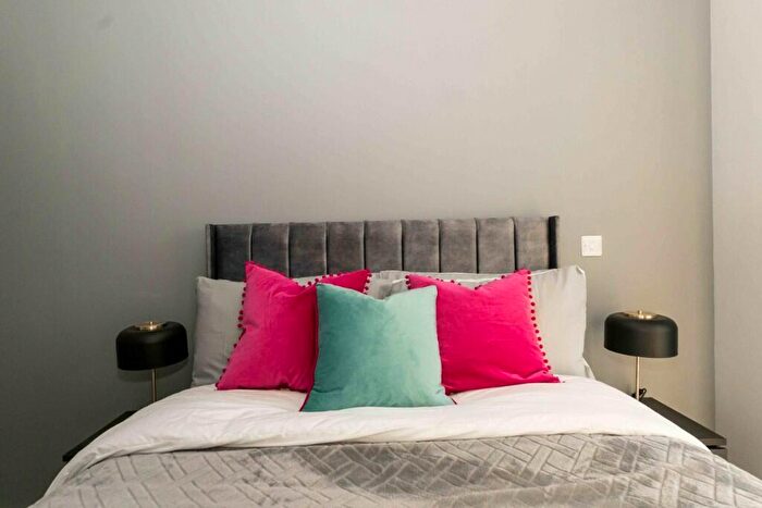2 Bedroom Apartment To Rent In Cross Lane, Manchester, Greater Manchester, M5