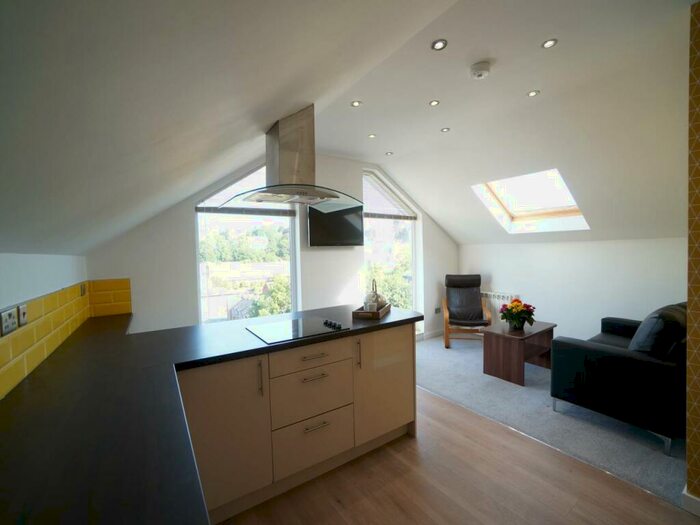 2 Bedroom Flat To Rent In High Street, Bangor, Gwynedd, LL57