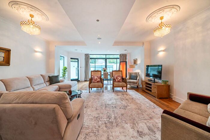 4 Bedroom Semi-Detached House To Rent In Ellesmere Road, Chiswick, London, W4