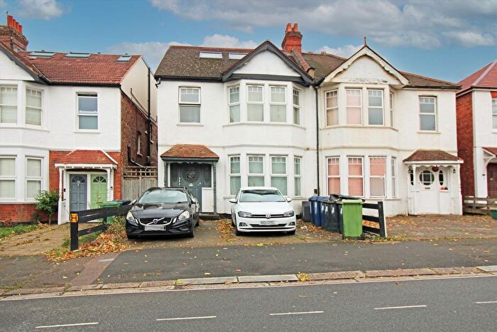 3 Bedroom Flat To Rent In Lynton Road, London, W3