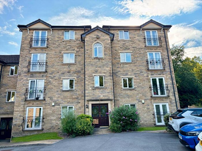 2 Bedroom Flat For Sale In Dunstan Grove, Cleckheaton, West Yorkshire, BD19