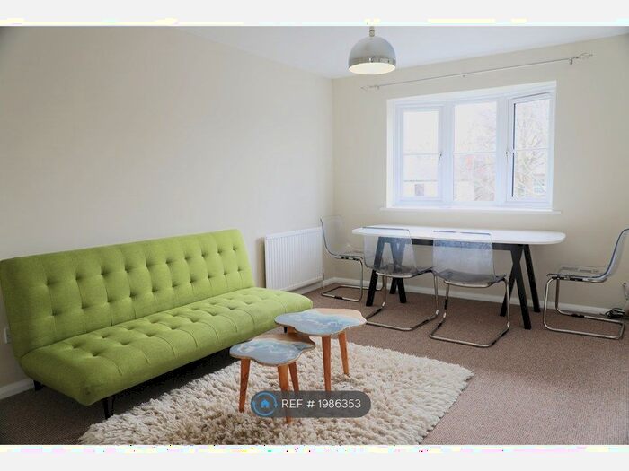 2 Bedroom Flat To Rent In Muirfield Close, Reading, RG1