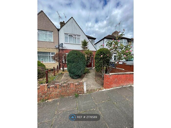 4 Bedroom Semi-Detached House To Rent In Middleton Avenue, Greenford, UB6