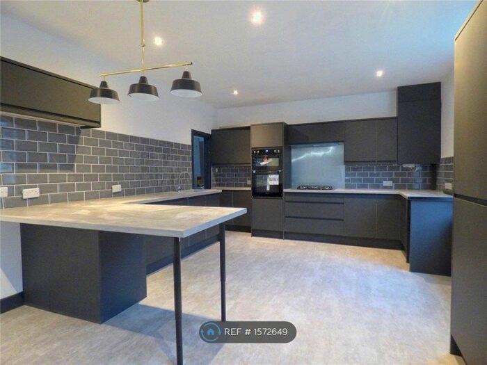 3 Bedroom Semi-Detached House To Rent In King Street, Heywood, OL10