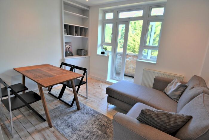 2 Bedroom Flat To Rent In Kings Avenue, London, SW4