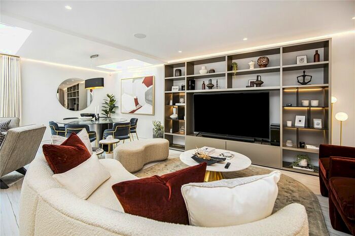 3 Bedroom Flat To Rent In South Molton Street, London, W1K