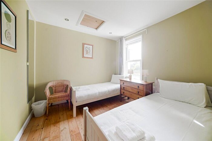 2 Bedroom Terraced House For Sale In Eleanor Road, London, N11