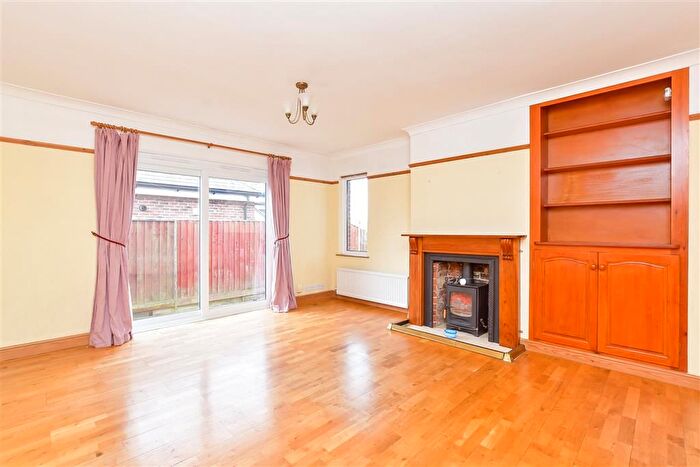 4 Bedroom Chalet For Sale In Pallance Road, Cowes, Isle Of Wight, PO31