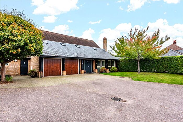 4 Bedroom Link Detached House For Sale In Choakes Yard, Great Billington, Leighton Buzzard, Bedfordshire, LU7